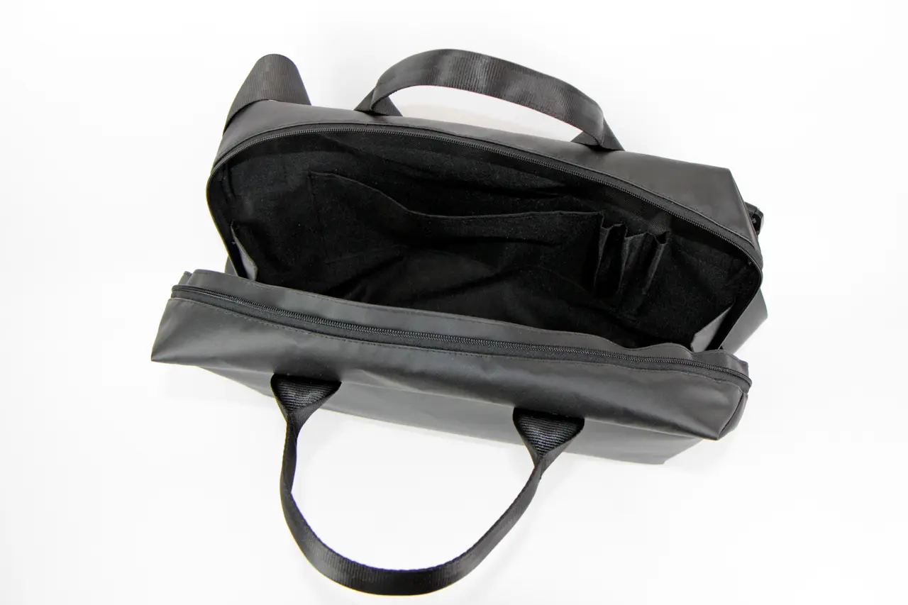 Diese Desksharing Weekender Laptoptasche aus recycelter LKW-Plane vereint Nachhaltigkeit mit hoher Strapazierfähigkeit.